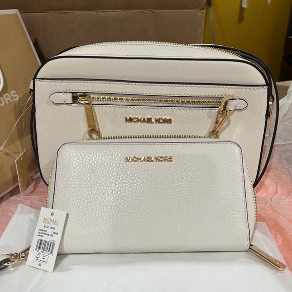 Michael Kors Handbags - Mk Jet Set large EW Zip Chain Xbody w/ matching wallet !